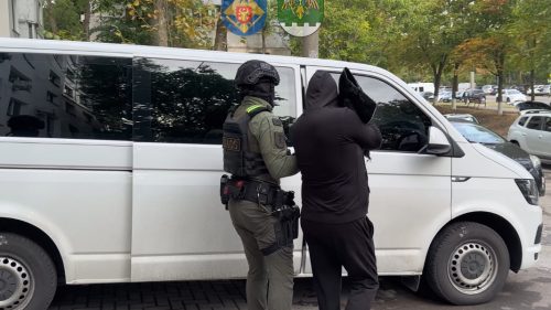VIDEO Femei vulnerabile, ademenite cu locuințe și exploatate sexual: Doi concubini, reținuți