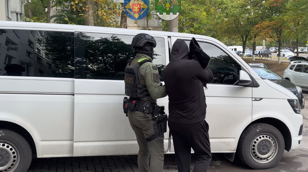 VIDEO Femei vulnerabile, ademenite cu locuințe și exploatate sexual: Doi concubini, reținuți