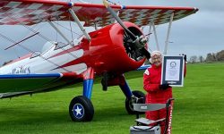 VIDEO La aproape 100 de ani, face acrobații pe aripa unui avion. Povestea incredibilă a lui Elizabeth Bromage