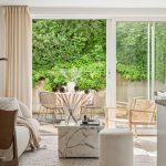Tendințe în design interior 2026: Cum transformă ferestrele panoramice și ușile glisante aspectul unui living