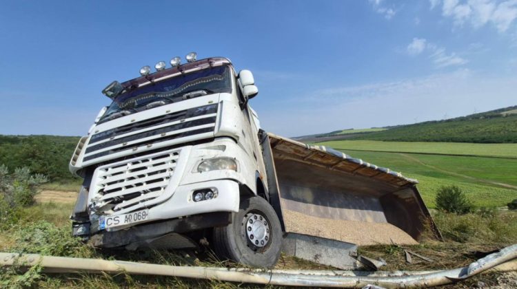 FOTO Impact violent în raionul Cimișlia. Un camion încărcat cu cereale a derapat de pe traseu