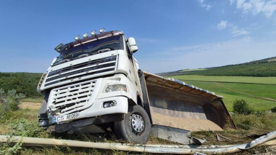 FOTO Impact violent în raionul Cimișlia. Un camion încărcat cu cereale a derapat de pe traseu