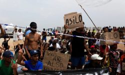 Sute de migranți marocani au protestat în orașul spaniol Ceuta și cer autorităților să le permită să rămână