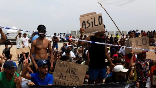 Sute de migranți marocani au protestat în orașul spaniol Ceuta și cer autorităților să le permită să rămână