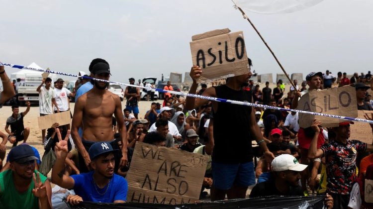 Sute de migranți marocani au protestat în orașul spaniol Ceuta și cer autorităților să le permită să rămână