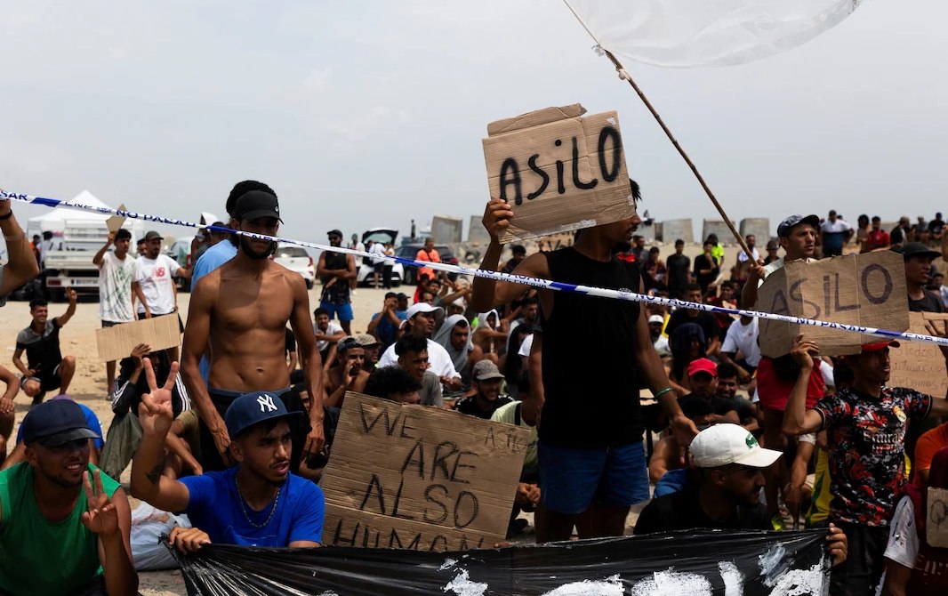 Sute de migranți marocani au protestat în orașul spaniol Ceuta și cer autorităților să le permită să rămână