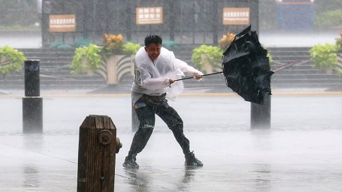 Un taifun-monstru a lovit China. Cod roșu, aproape un milion de oameni evacuați și mii de zboruri anulate