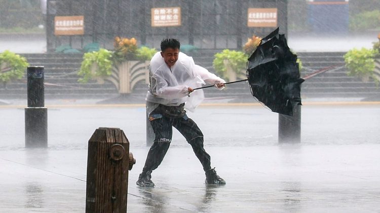 Un taifun-monstru a lovit China. Cod roșu, aproape un milion de oameni evacuați și mii de zboruri anulate