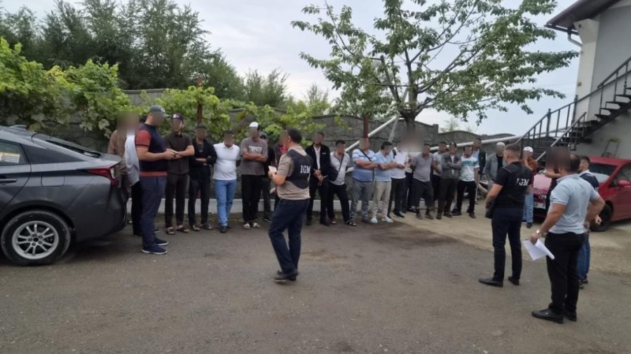 Controale la agențiile de taxi din Chișinău: Un străin, în ședere ilegală, iar 12 – fără acte de muncă