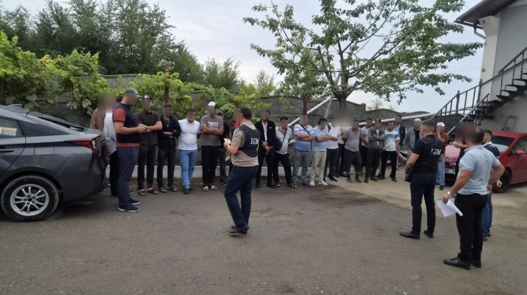 Controale la agențiile de taxi din Chișinău: Un străin, în ședere ilegală, iar 12 – fără acte de muncă