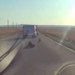 IMAGINI GREU DE PRIVIT: Un copil a căzut dintr-o mașină aflată în depășire. Un TIR a fost la un pas să-l lovească