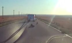 IMAGINI GREU DE PRIVIT: Un copil a căzut dintr-o mașină aflată în depășire. Un TIR a fost la un pas să-l lovească