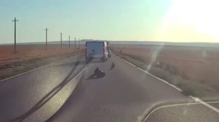 IMAGINI GREU DE PRIVIT: Un copil a căzut dintr-o mașină aflată în depășire. Un TIR a fost la un pas să-l lovească