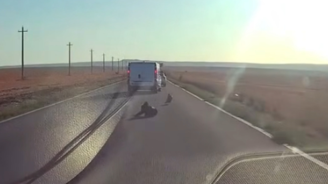 IMAGINI GREU DE PRIVIT: Un copil a căzut dintr-o mașină aflată în depășire. Un TIR a fost la un pas să-l lovească