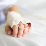 Copil internat în stare gravă după ce a căzut de la etajul doi al unui bloc din Bălți