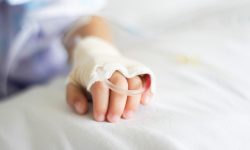 Copil internat în stare gravă după ce a căzut de la etajul doi al unui bloc din Bălți