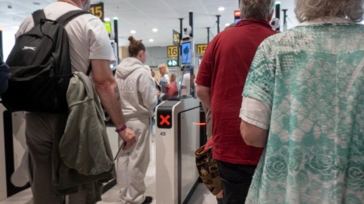 „Degetele mele sunt tocite”! Turiștii în vârstă sunt respinși de sistemul EES și stau ore întregi la frontieră