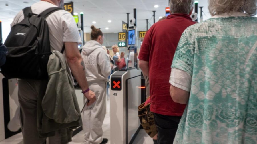 „Degetele mele sunt tocite”! Turiștii în vârstă sunt respinși de sistemul EES și stau ore întregi la frontieră