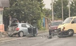 Peresecina: trei mașini implicate într-un accident; o femeie a avut nevoie de îngrijiri medicale