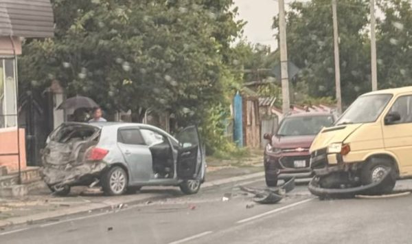 Peresecina: trei mașini implicate într-un accident; o femeie a avut nevoie de îngrijiri medicale
