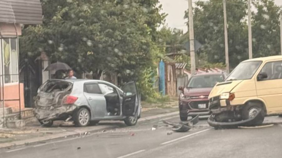 Peresecina: trei mașini implicate într-un accident; o femeie a avut nevoie de îngrijiri medicale