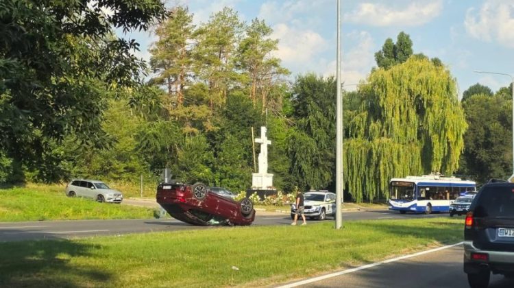 Accident rutier în apropiere de aeroport: Un BMW s-a răsturnat; o tânără a ajuns la spital