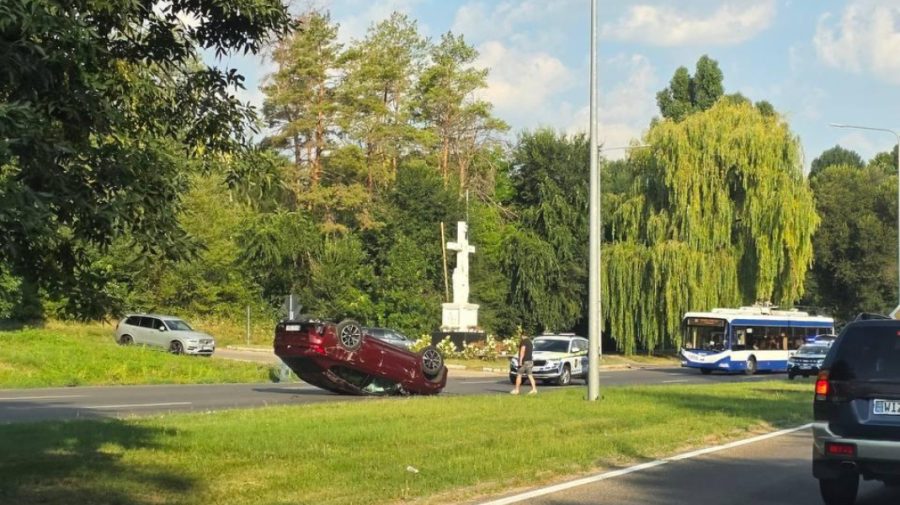 Accident rutier în apropiere de aeroport: Un BMW s-a răsturnat; o tânără a ajuns la spital