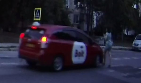 VIDEO Femeie lovită de un taximetrist pe trecerea de pietoni, în Chișinău