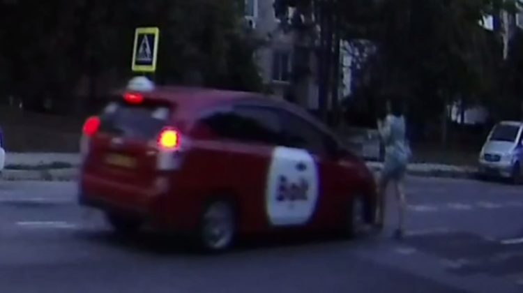 VIDEO Femeie lovită de un taximetrist pe trecerea de pietoni, în Chișinău