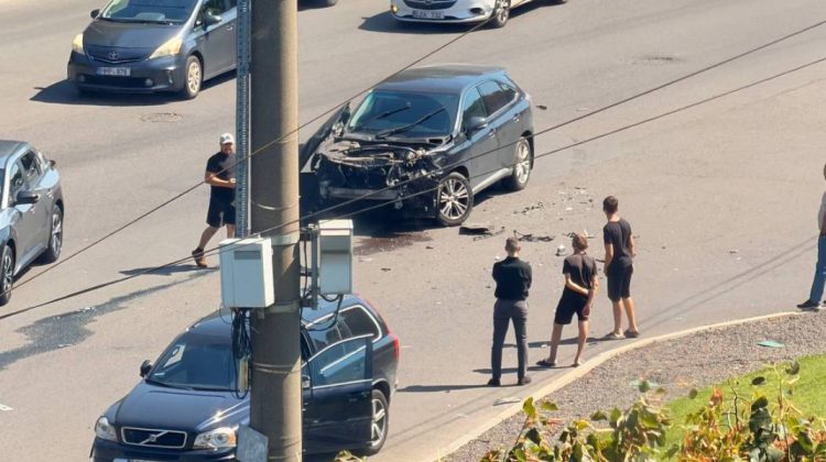 Accident rutier pe Albișoara! Un Volvo și un Lexus s-au tamponat