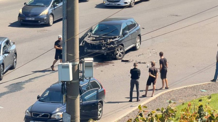 Accident rutier pe Albișoara! Un Volvo și un Lexus s-au tamponat