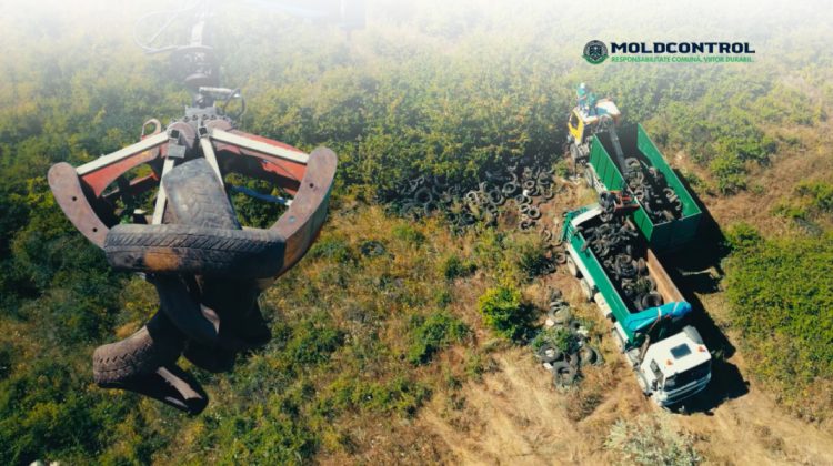 Un teren sufocat de anvelope abandonate, curățat în urma unei intervenții voluntare a A.P. Moldcontrol