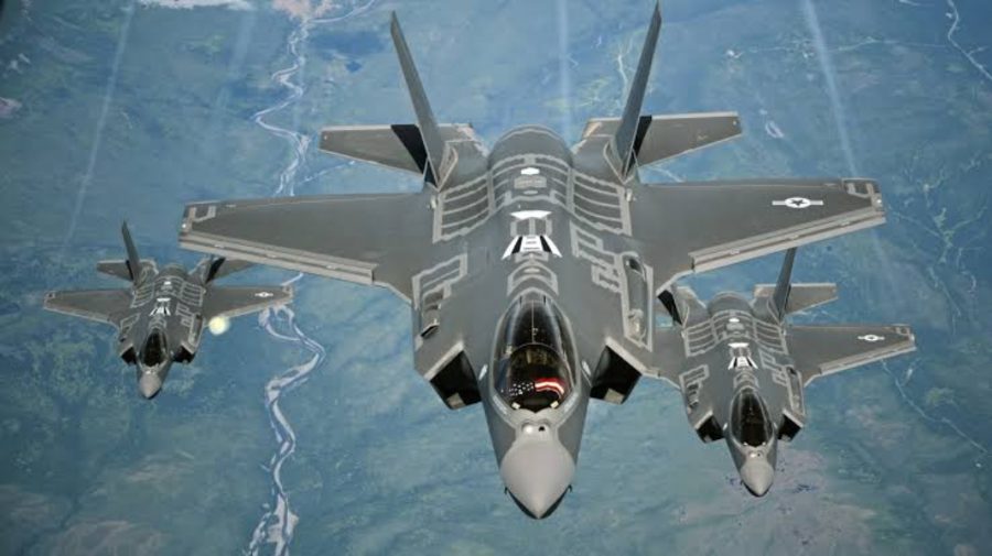 Un avion de vânătoare s-a prăbușit lângă o bază militară din California. Ce s-a întâmplat cu pilotul