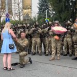 VIDEO Un militar și-a cerut iubita în căsătorie înainte de paradă