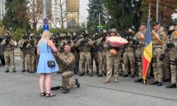 VIDEO Un militar și-a cerut iubita în căsătorie înainte de paradă