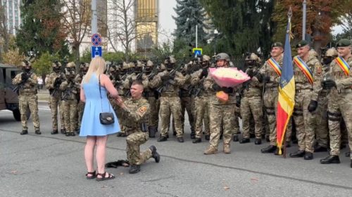 VIDEO Un militar și-a cerut iubita în căsătorie înainte de paradă