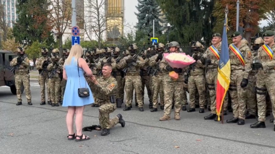 VIDEO Un militar și-a cerut iubita în căsătorie înainte de paradă