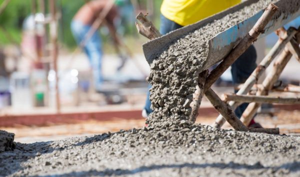 Războiul cimentului: Ucraina vinde ieftin în Moldova, dar ține cimentul moldovenesc la poartă cu o taxă de 94%