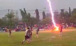 VIDEO Final tragic pentru un fotbalist thailandez: A murit lovit de trăsnet în timpul meciului