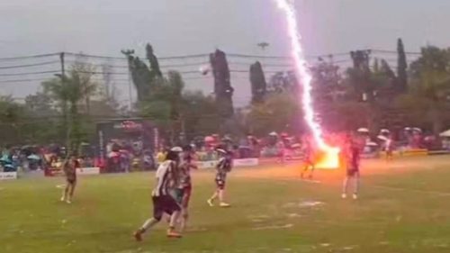 VIDEO Final tragic pentru un fotbalist thailandez: A murit lovit de trăsnet în timpul meciului