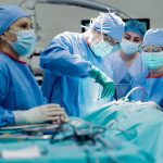 Premieră medicală: Inteligența artificială a ajutat neurochirurgii din Londra într-o operație pe creier