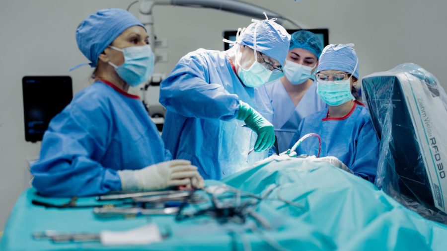 Premieră medicală: Inteligența artificială a ajutat neurochirurgii din Londra într-o operație pe creier