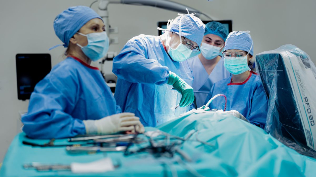 Premieră medicală: Inteligența artificială a ajutat neurochirurgii din Londra într-o operație pe creier