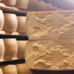 Parmezanul s-ar putea scumpi după canicula extremă din Italia