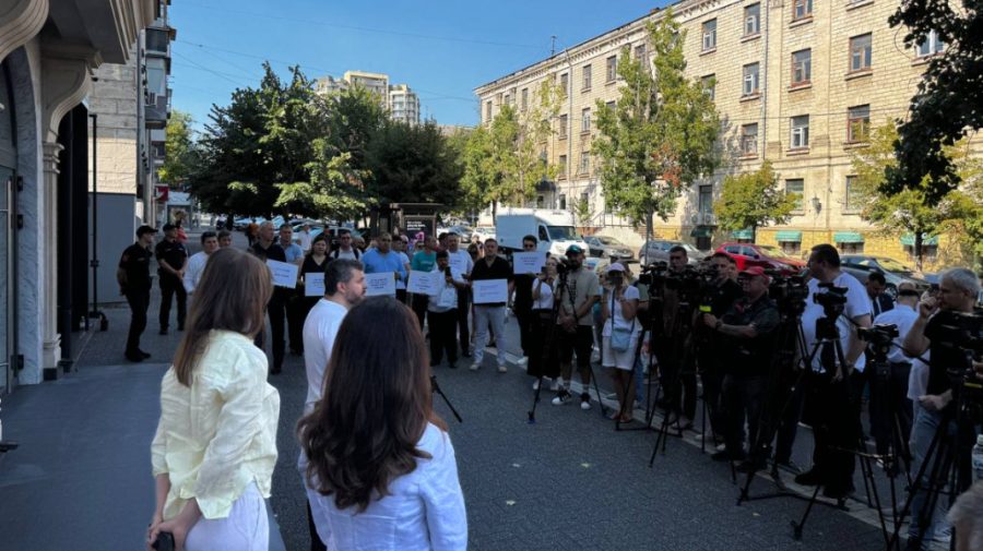 Protest în fața la ANRE din cauza majorării prețului la gaz: „Vrem să știm cum se formează acest preț”