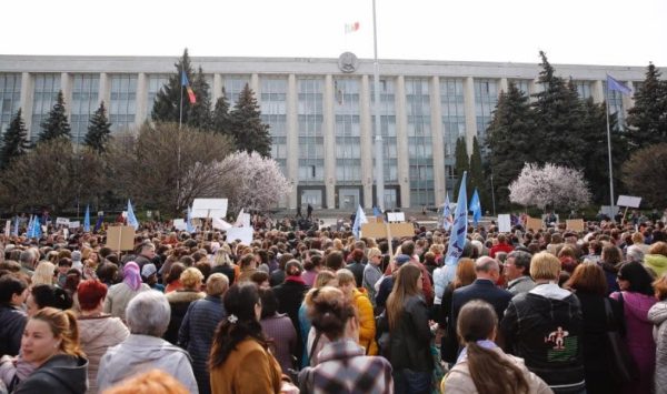 Furia profesorilor pe salarii ajunge în PMAN. Miercuri vor ieși la protest