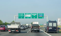 „Am crezut că doarme” – Doi români au mers 100 de km în Italia cu fiul lor mort pe bancheta din spate