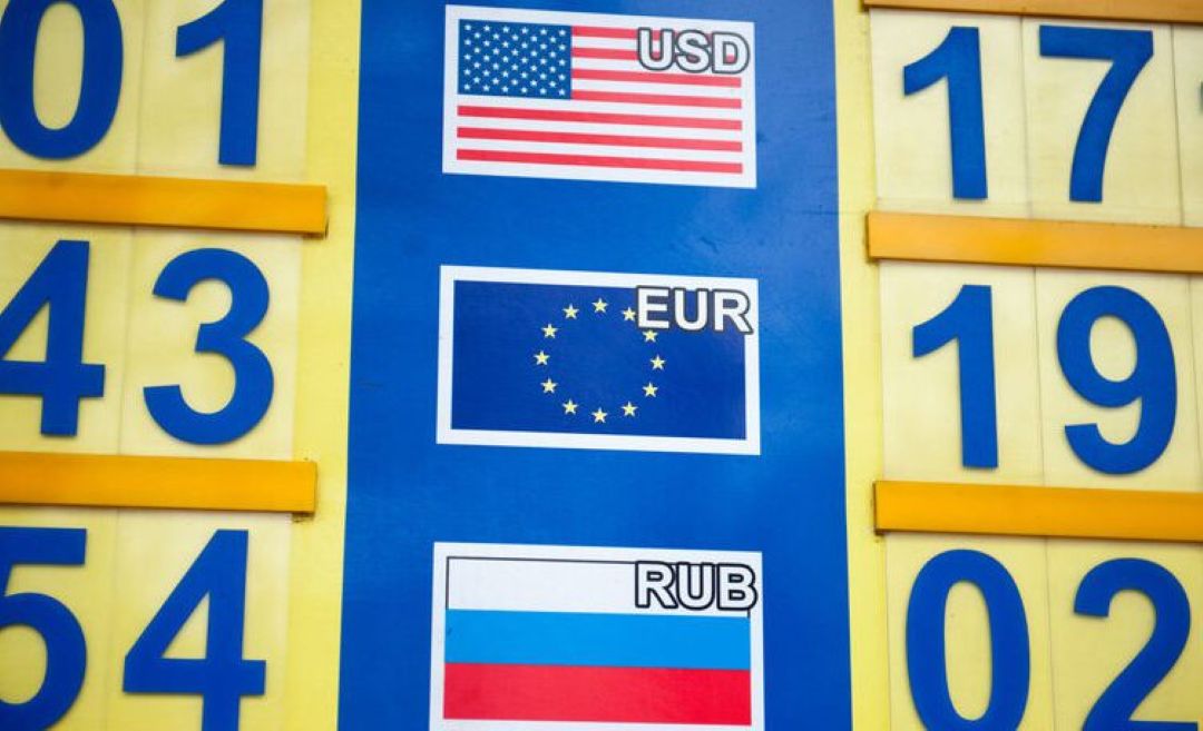 Euro și dolarul, în creștere la început de săptămână. Cursul valutar pentru 10 august