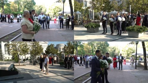 VIDEO De Ziua Limbii Române, Primăria municipiului Chișinău a adus un omagiu poeților și scriitorilor