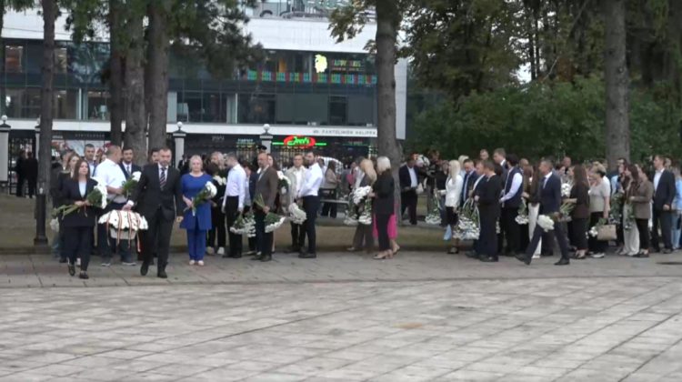 VIDEO Conducerea Primăriei Chișinău a depus flori de Ziua Independenței